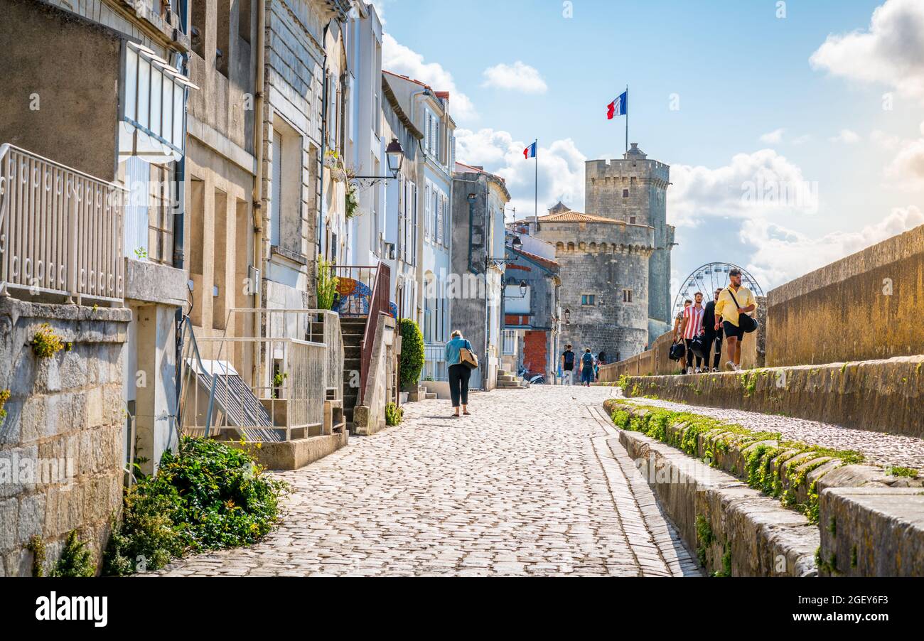 28 July 2021 , La Rochelle Frankreich : schöne Aussicht auf die Kette und Saint Nicolas Towers und Sur-Les-Murs mittelalterlichen Straße und Touristen in La Rochelle Stockfoto