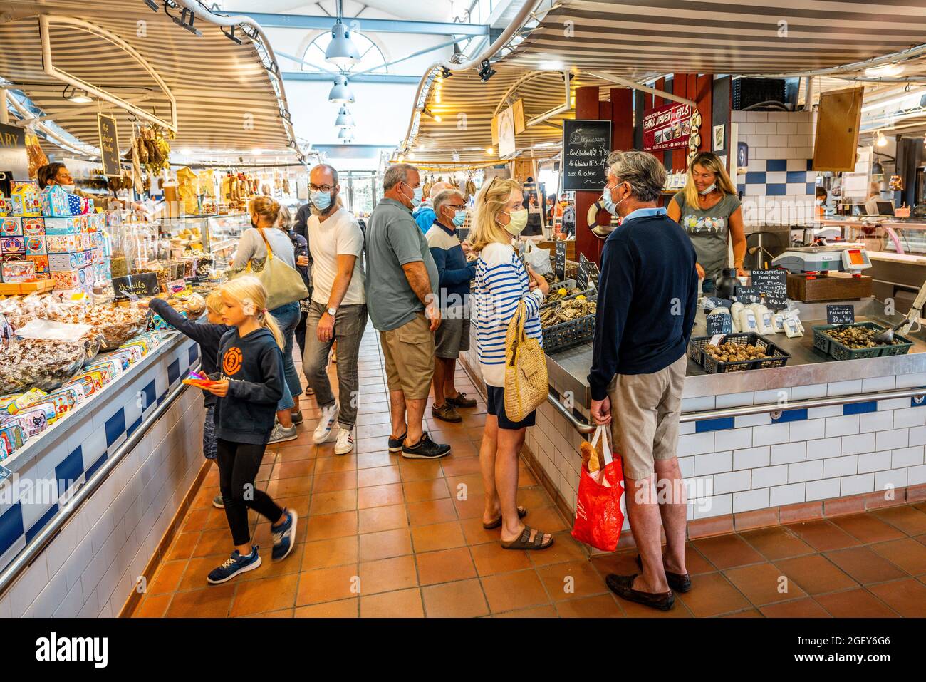 30 July 2021 , Saint-Martin-de-Ré Frankreich : Menschen, die in der Markthalle von Saint Martin de Ré auf der Insel Ré einkaufen, tragen im Sommer 20 eine Gesichtsmaske Stockfoto