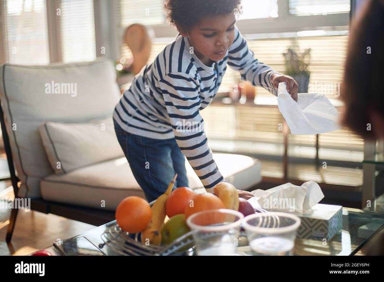 Ein kleiner Junge, der zu Hause eine Zeit in familiärer Atmosphäre verbringt. Familie, Zuhause, zusammen, Spielzeit Stockfoto