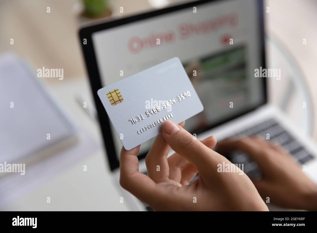 Nahaufnahme weibliche Hände Holdinh-Karte bezahlen über E-Bank auf Laptop Stockfoto