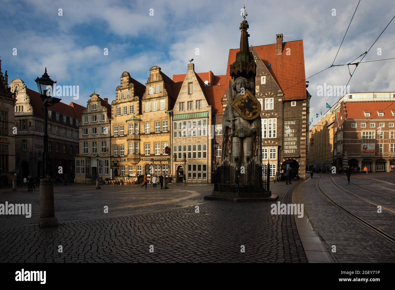 Der Marktplatz von Bremen, Deutschland mit dem Weltkulturerbe Roland-Statue und alten Häusern im Hintergrund Stockfoto