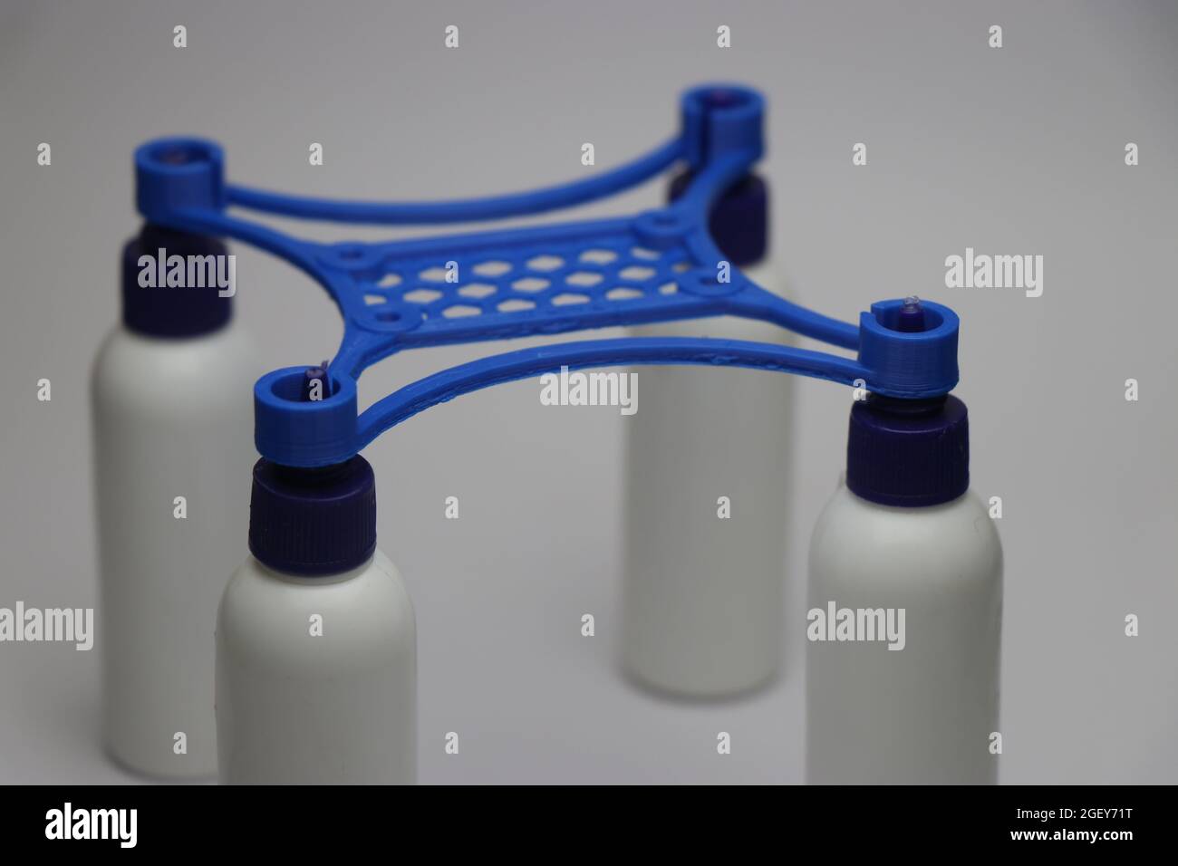Mini-Quadcopter-Rahmen mit 3D-Drucker auf kleinen Plastikflaschen unterstützt Stockfoto
