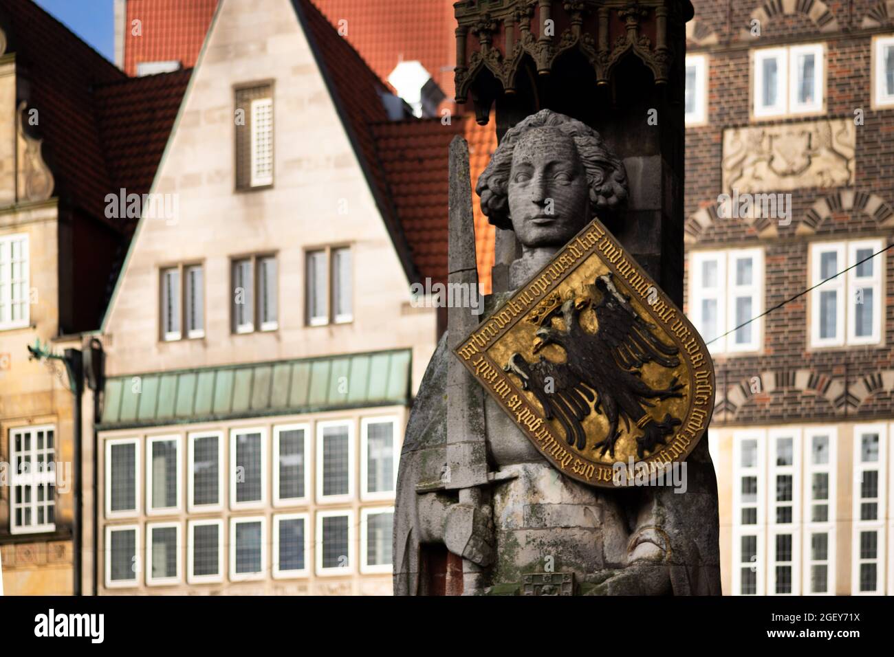 Nahaufnahme des Weltkulturerbes Roland-Statue in Bremen, Deutschland und alte Häuser im Hintergrund Stockfoto