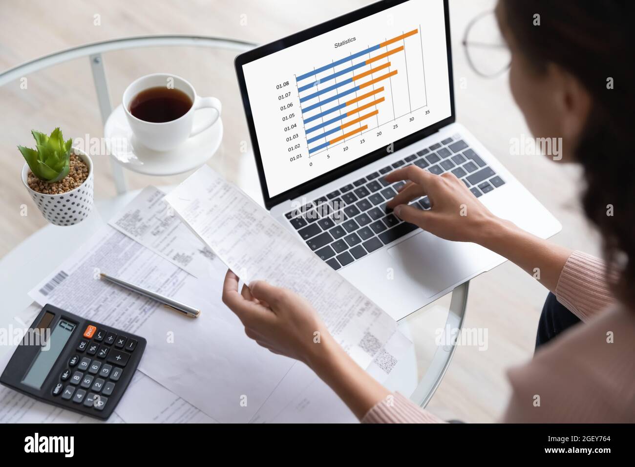 Frau bereitet Bericht macht Spesenstatistik, über Nahaufnahme Ansicht Stockfoto