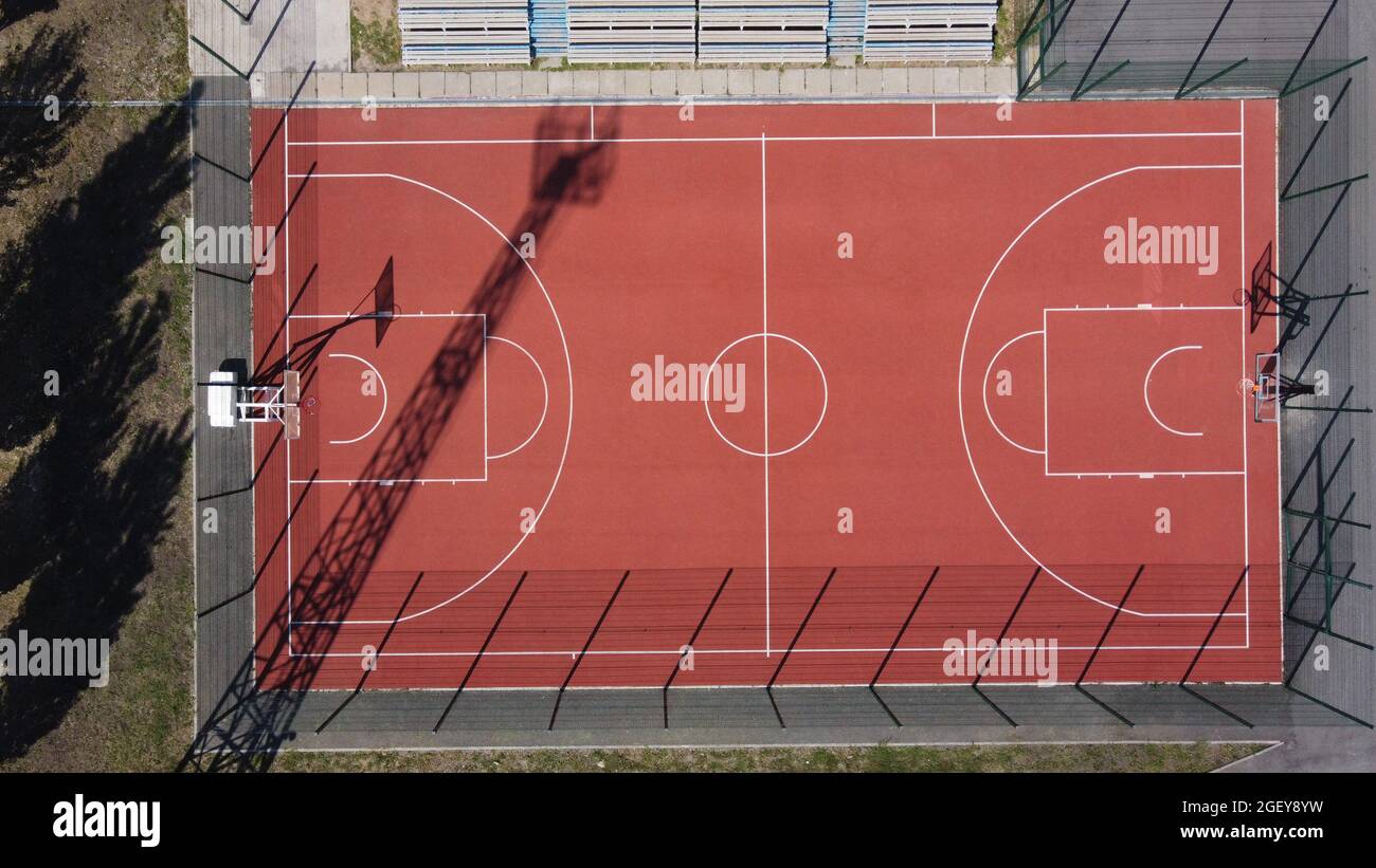 Draufsicht auf den Basketballplatz. Schießen von einer Drohne Stockfoto