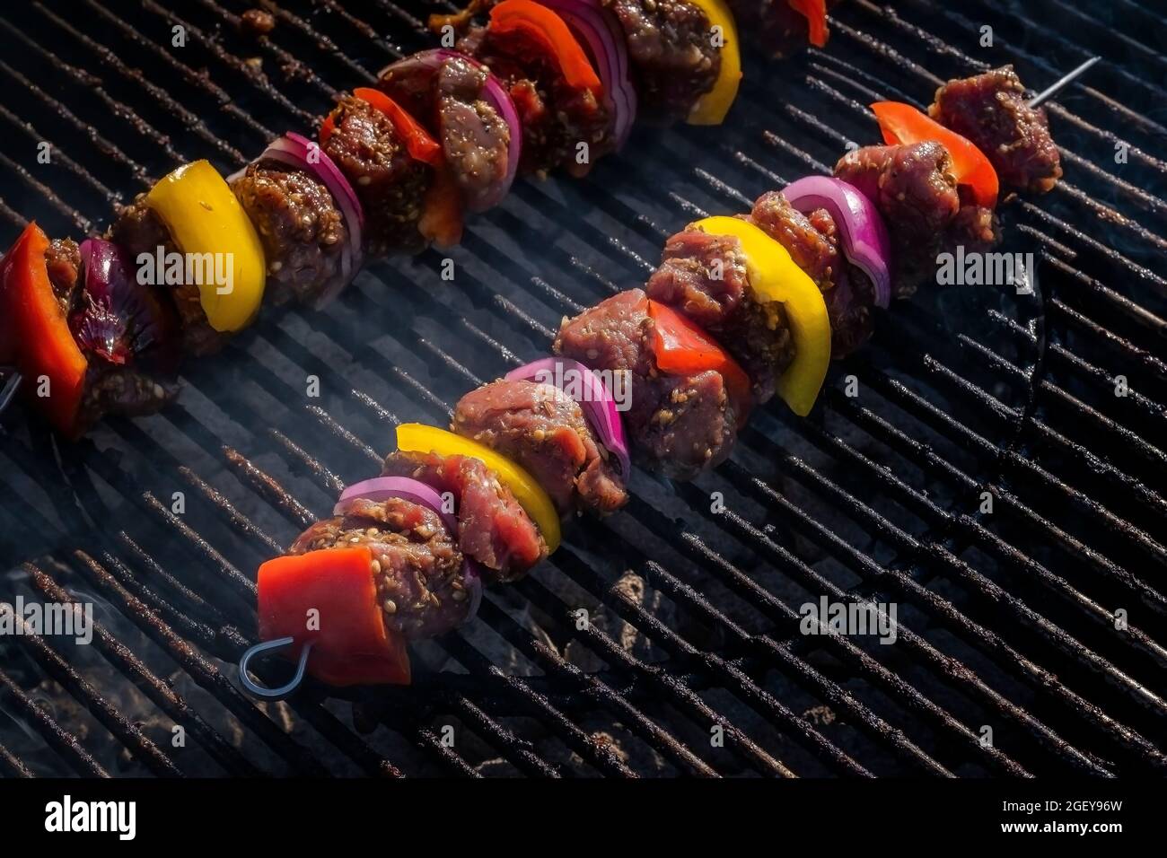 Lammkebabs kochen auf einem Grill. Stockfoto