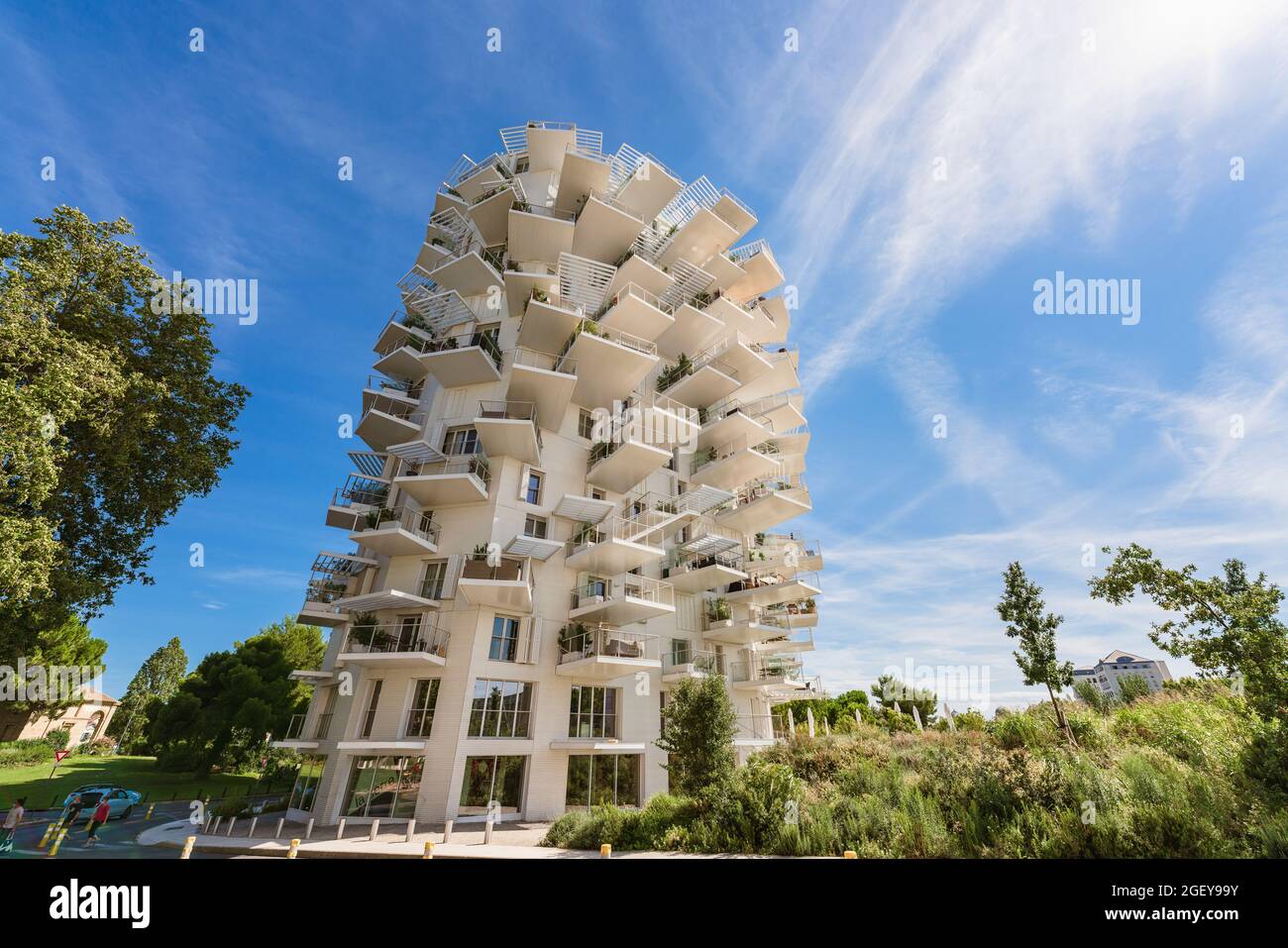 Montpellier, Frankreich. 5. August 2021. Das L'Arbre Blanc des japanischen Architekten Sou Fujimoto, Nicolas Laisné und Manal Rachdi ist ein Gebäude am Ufer des Flusses Lez. Stockfoto