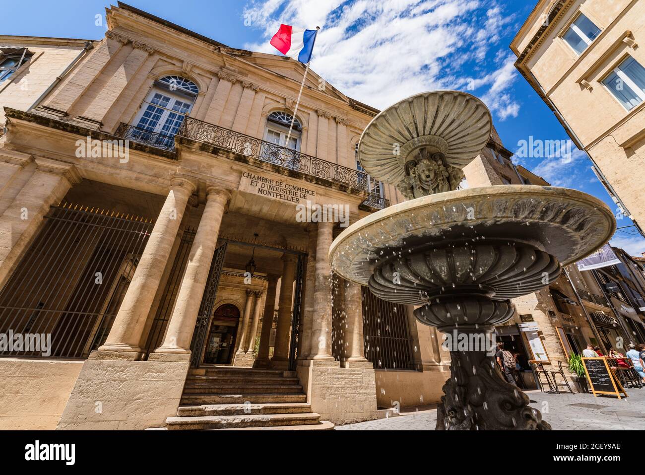 Montpellier, Frankreich. 5. August 2021. Niedriger Winkel Ansicht der Handelskammer und ein Brunnen. Stockfoto