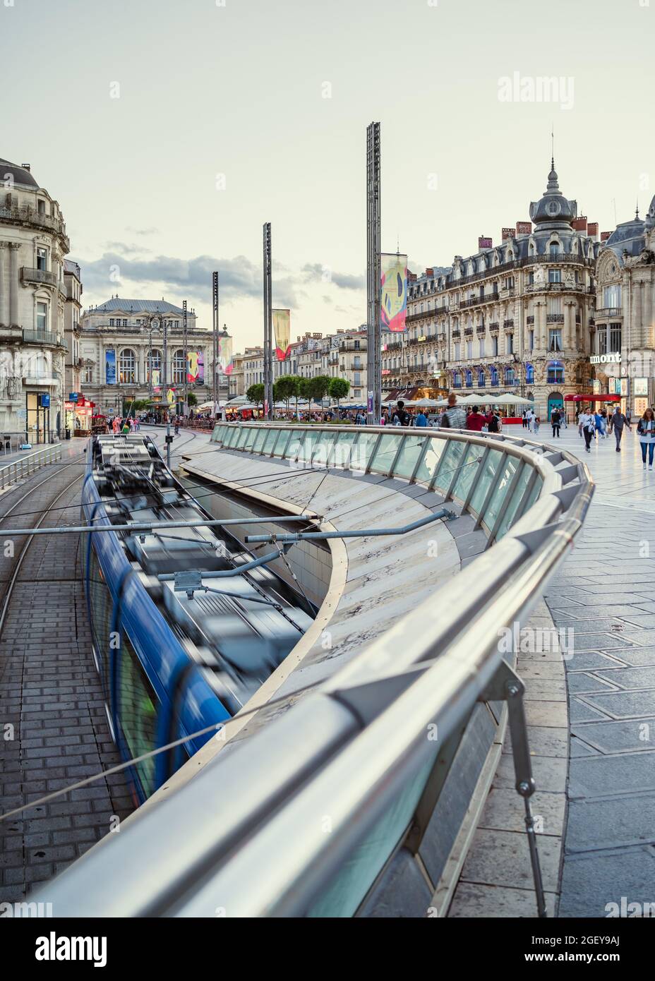 Montpellier, Frankreich, 4. August 2021. Die blaue Straßenbahn kommt am Place de la Comédie in Montpellier an. Aufnahmen mit langsamer Belichtung. Bewegungsunschärfe. Stockfoto
