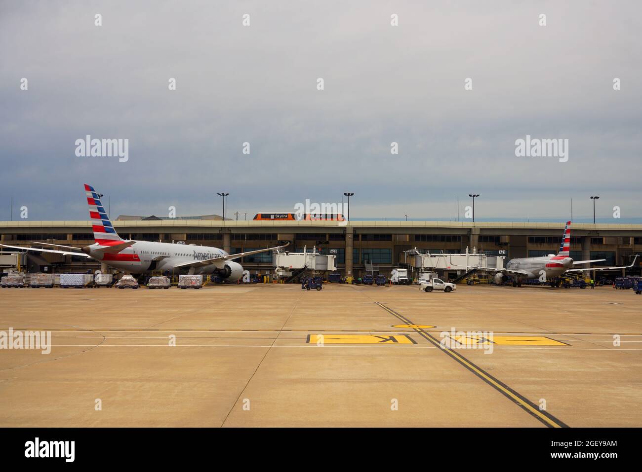 DALLAS, TX – 17. MAI 2021 – Blick auf Flugzeuge von American Airlines (AA) auf dem Dallas/Fort Worth International Airport (DFW), dem größten Drehkreuz für Ameri Stockfoto