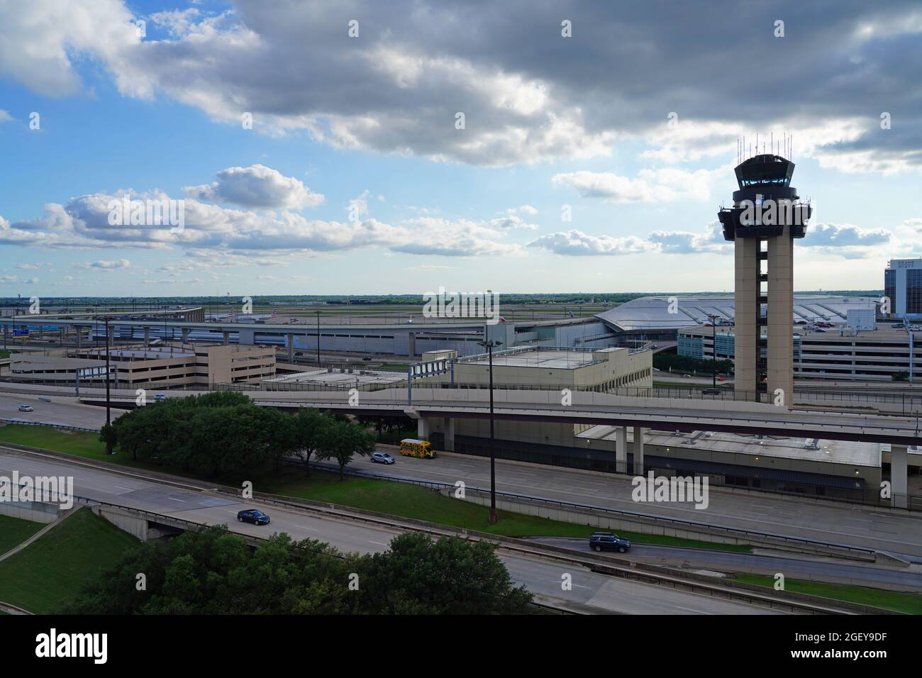 DALLAS, TX - 17. MAI 2021 - Blick auf den Kontrollturm am Dallas/Fort Worth International Airport (DFW), dem größten Drehkreuz von American Airlines (AA). Stockfoto