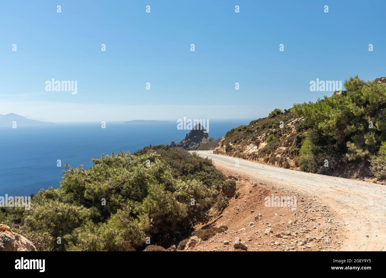 Landstraße in den Bergen von Kefalos. Abseits der ausgetretenen Pfade. Kos, Dodekanes, Griechenland Stockfoto