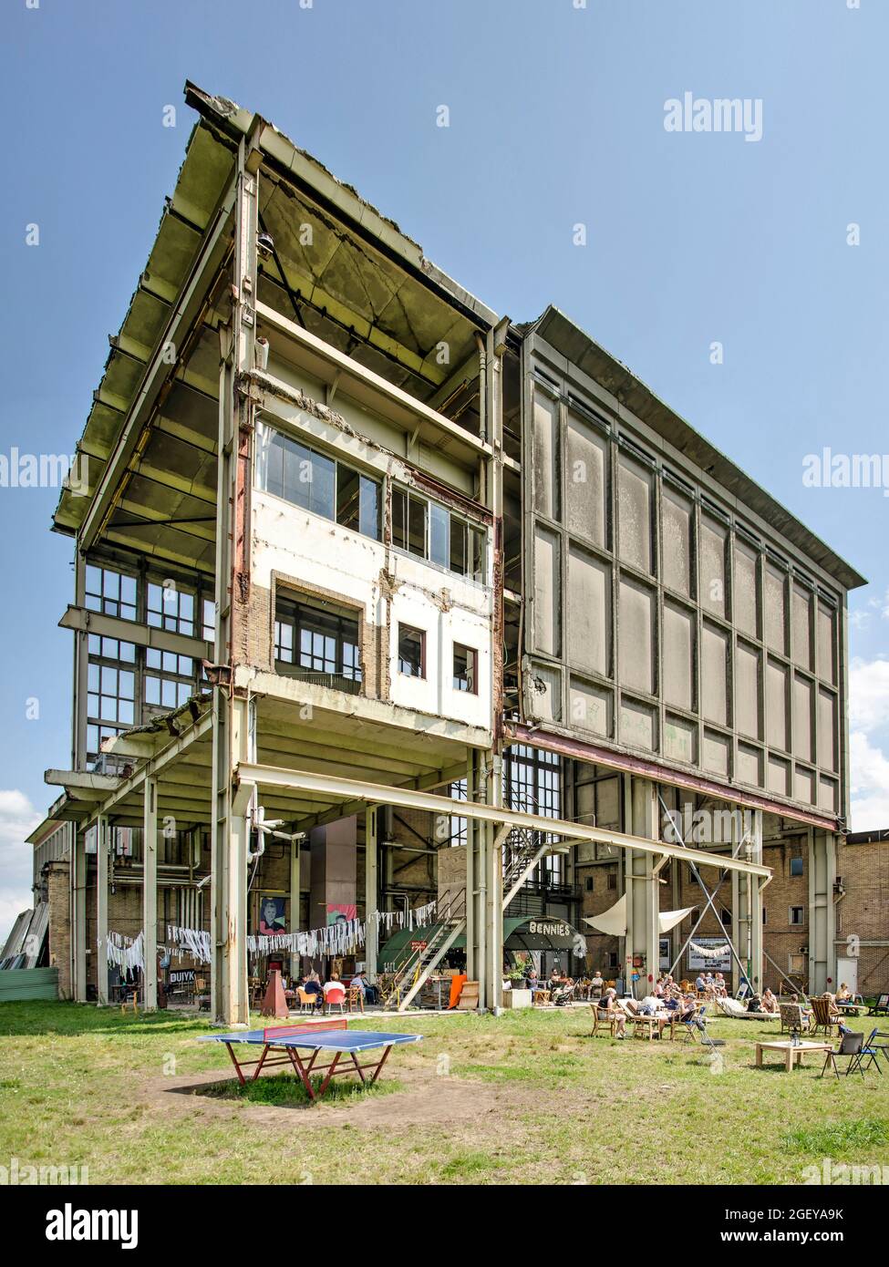 Zwolle, Niederlande, 4. August 2021: Teilweise abgerissene IJssel-Kraftwerk mit Pop-up-Restaurant in Vorbereitung auf die weitere Entwicklung Stockfoto