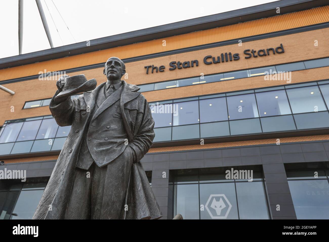 Wolverhampton, Großbritannien. August 2021. Die Stan Cullis Statue und Stand auf Molineux in Wolverhampton, Vereinigtes Königreich am 8/22/2021. (Foto von Mark Cosgrove/News Images/Sipa USA) Quelle: SIPA USA/Alamy Live News Stockfoto