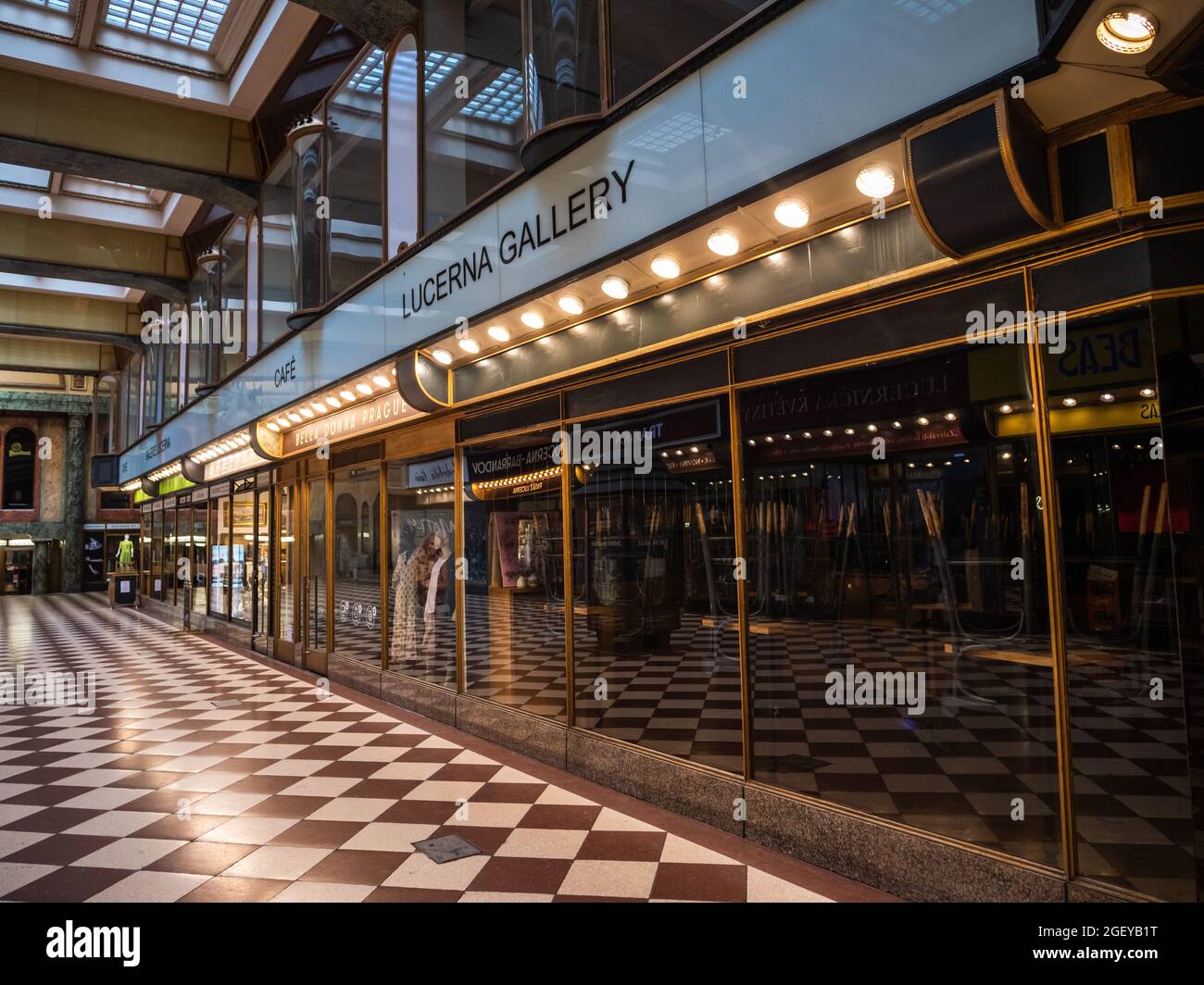 Prag, Tschechische Republik - Juli 4 2021: Lucerna Passage Gallery and Arcade Interior Stockfoto