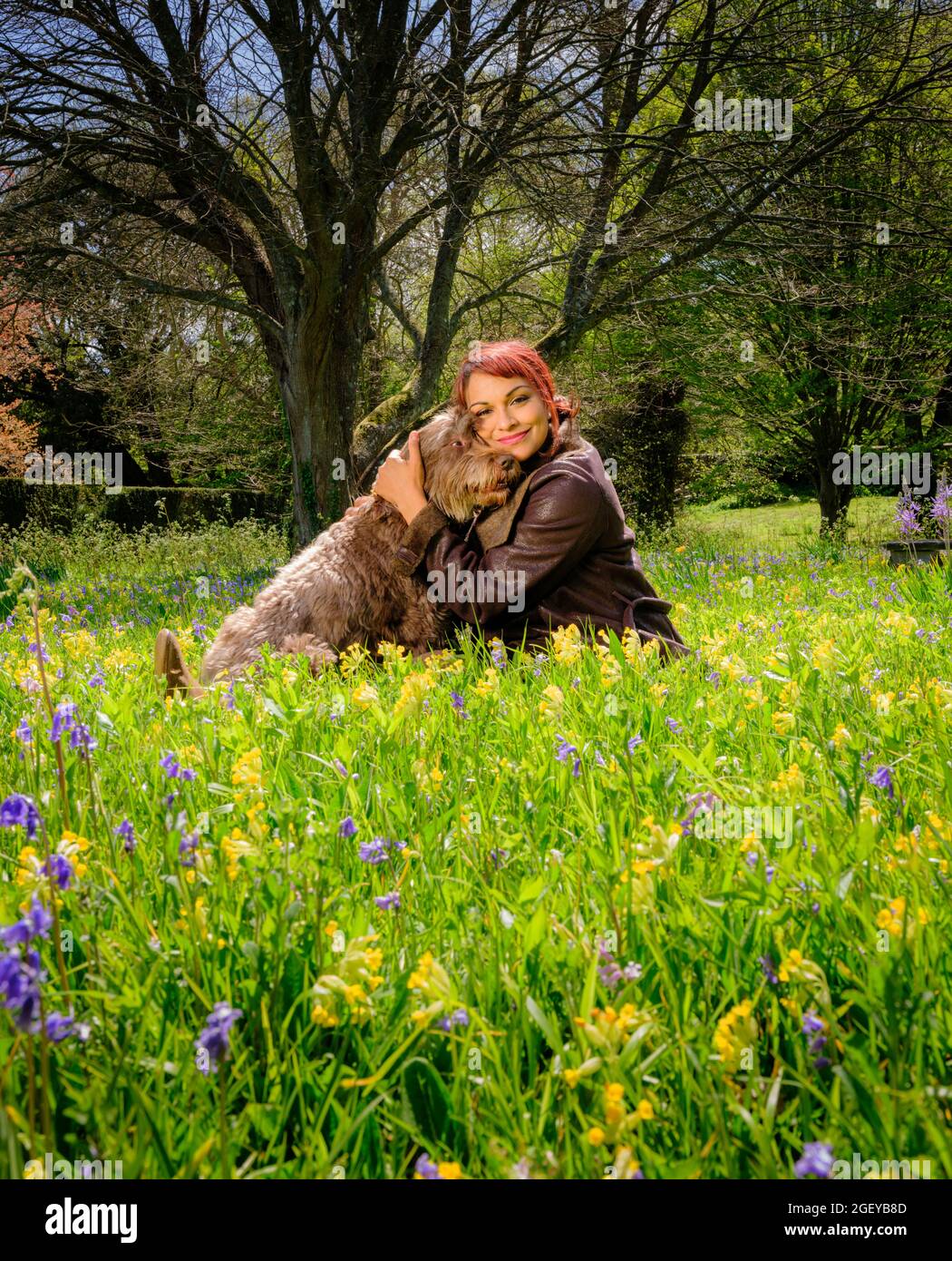Gus Christie und Danielle de Niese aus Glyndebourne, in der Nähe von Lewes, East Sussex, Großbritannien, mit ihren Hunden. Nur für redaktionelle Zwecke Stockfoto