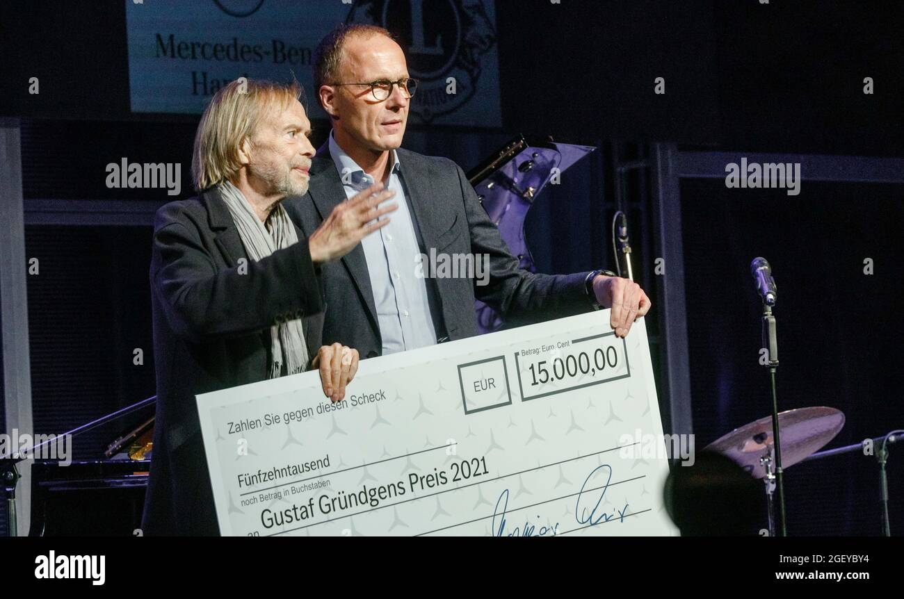 Hamburg, Deutschland. August 2021. Schauspieler Volker Lechtenbrink (l.) erhält den mit 15,000 Euro dotierten Gustaf Gründgens-Preis 2021 von Matthias Kallis, Leiter Mercedes-Benz Hamburg. Quelle: Markus Scholz/dpa/Alamy Live News Stockfoto