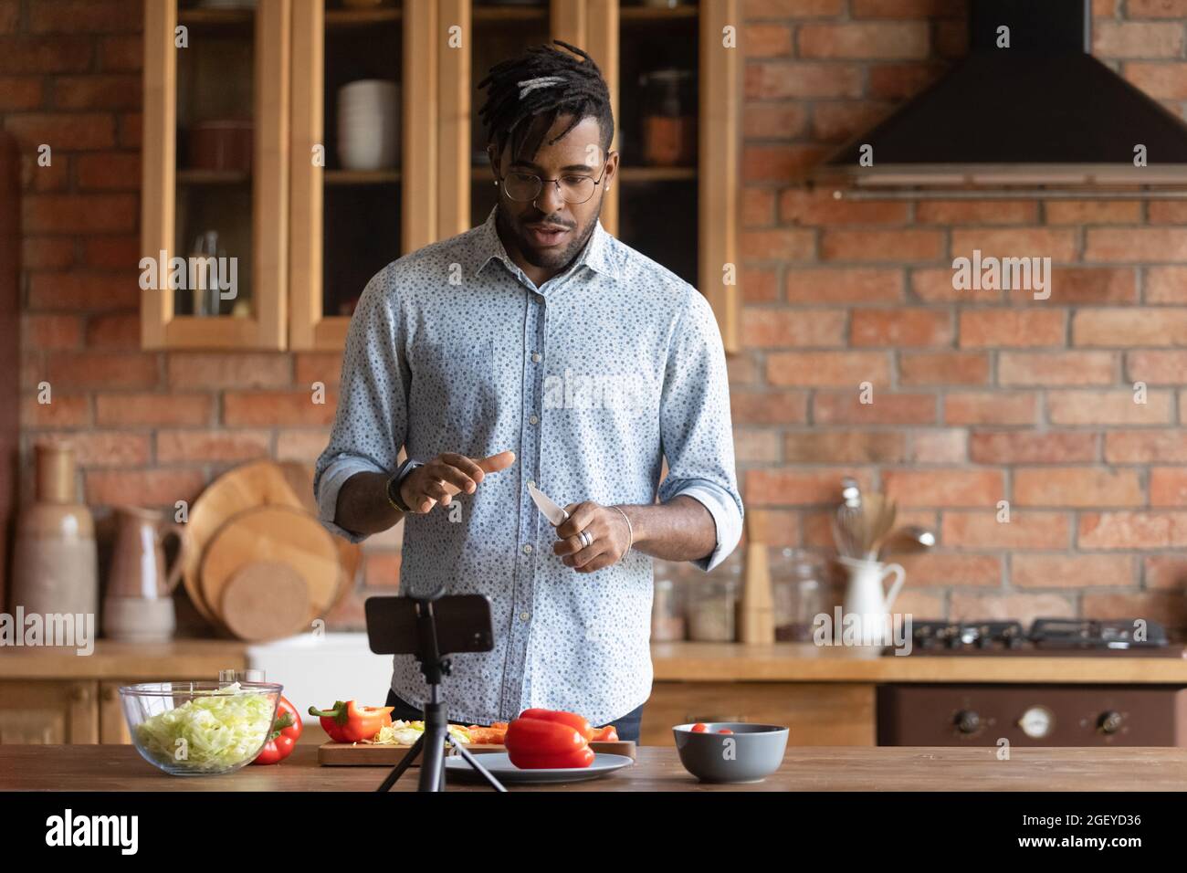 Afroamerikanische männliche Lebensmittel blogger schießen Kochprozess Stockfoto