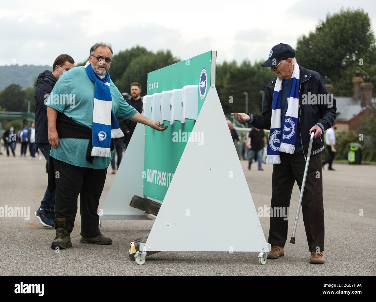 Fans von Brighton und Hove Albion desinfizieren ihre Hände vor dem Premier League-Spiel im AMEX Stadium in Brighton außerhalb des Bodens. Bilddatum: Samstag, 21. August 2021. Stockfoto