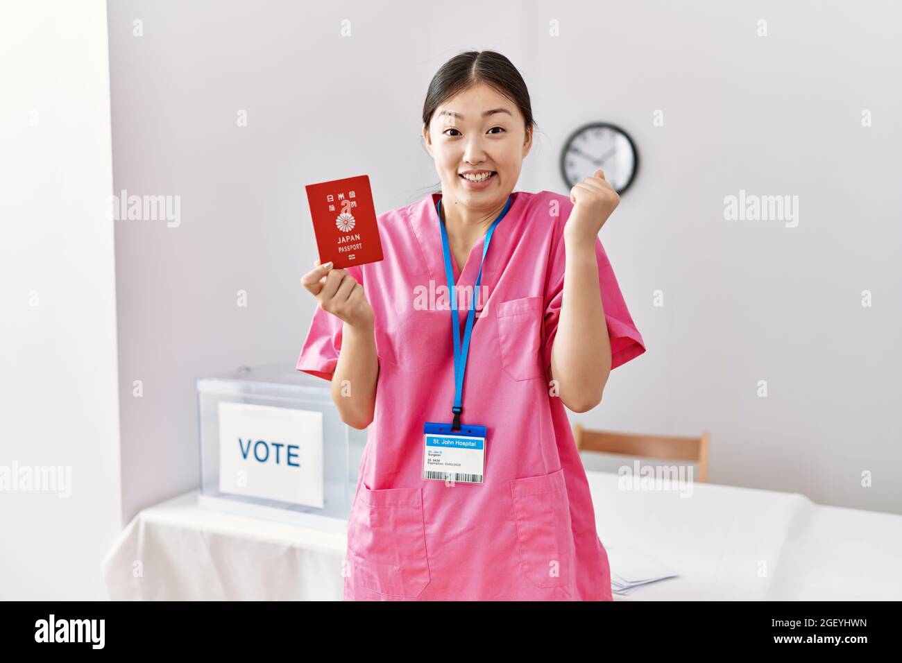 Junge asiatische Krankenschwester Frau bei politischen Wahlkampfwahlen hält japan Pass brüllend stolz und feiert Sieg und Erfolg sehr aufgeregt mit Raise Stockfoto