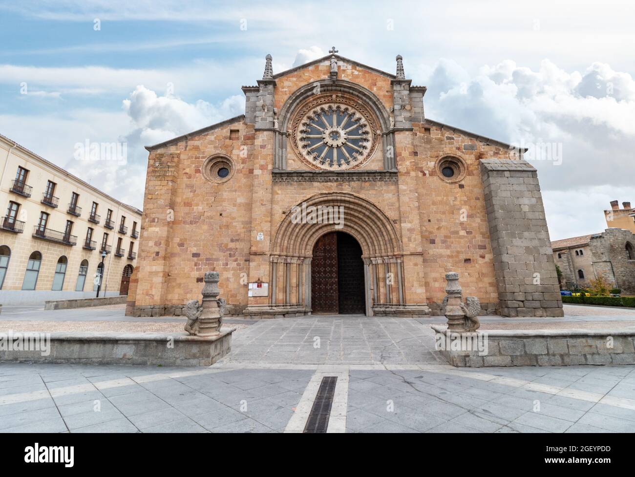Blick auf die Kirche St. Peter in Avila, Spanien. Die Kirche San Pedro ist ein romanischer Tempel in der spanischen Stadt Ávila. Es wurde als A erklärt Stockfoto