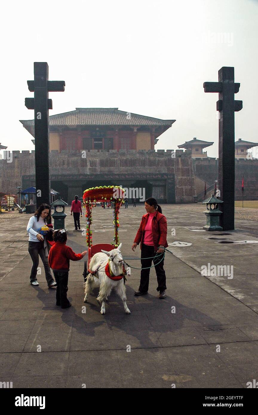 Ein Kinderwagen, gezeichnet von einer Ziege vor dem Palast von Kaiser Qin in den Hengdian World Studios Stockfoto