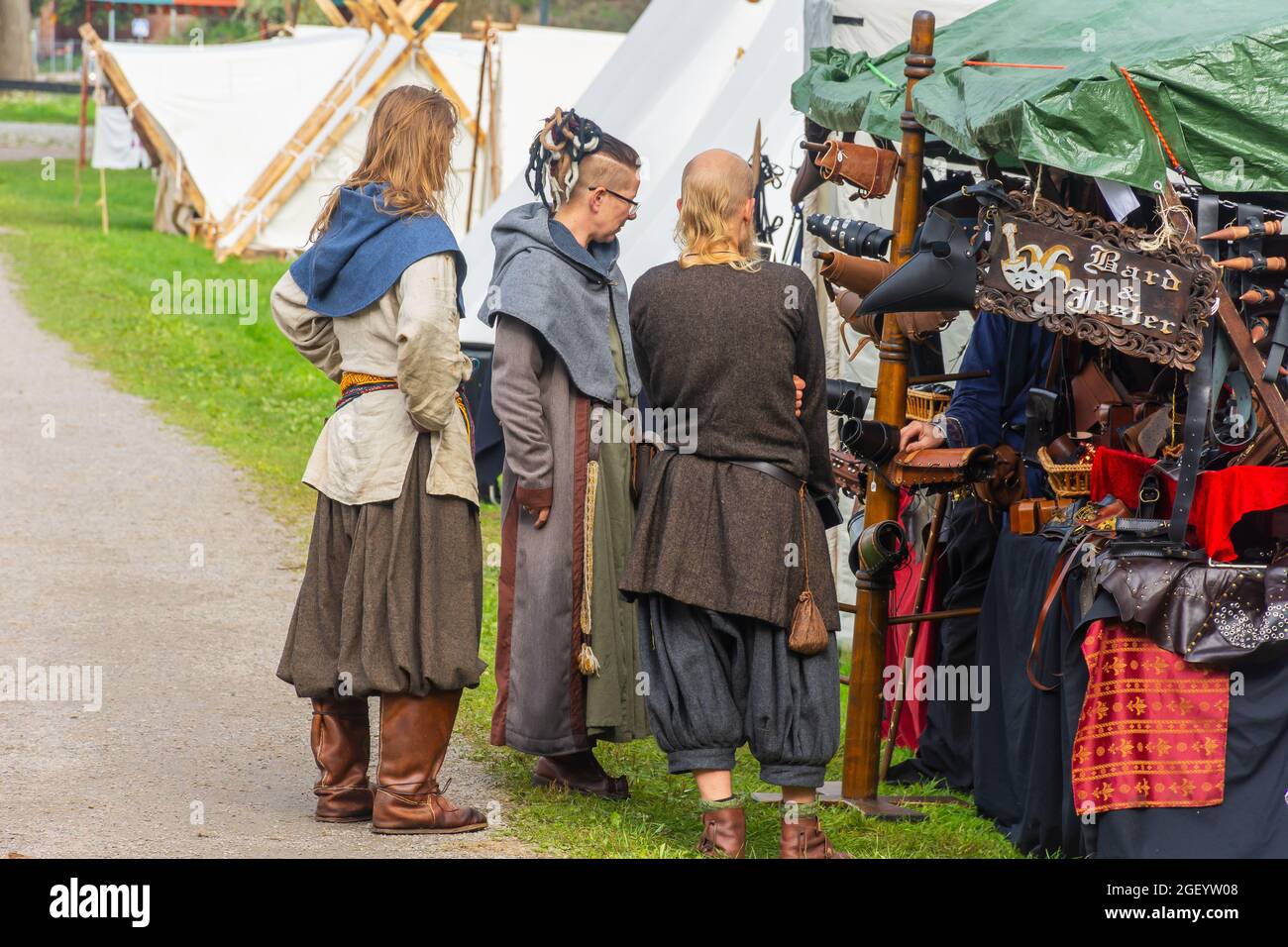 Drei mittelalterlich gekleidete Männer beim Souvenirs Zelt Mittelalterfest 2021 in Hämeenlinna Finnland Stockfoto