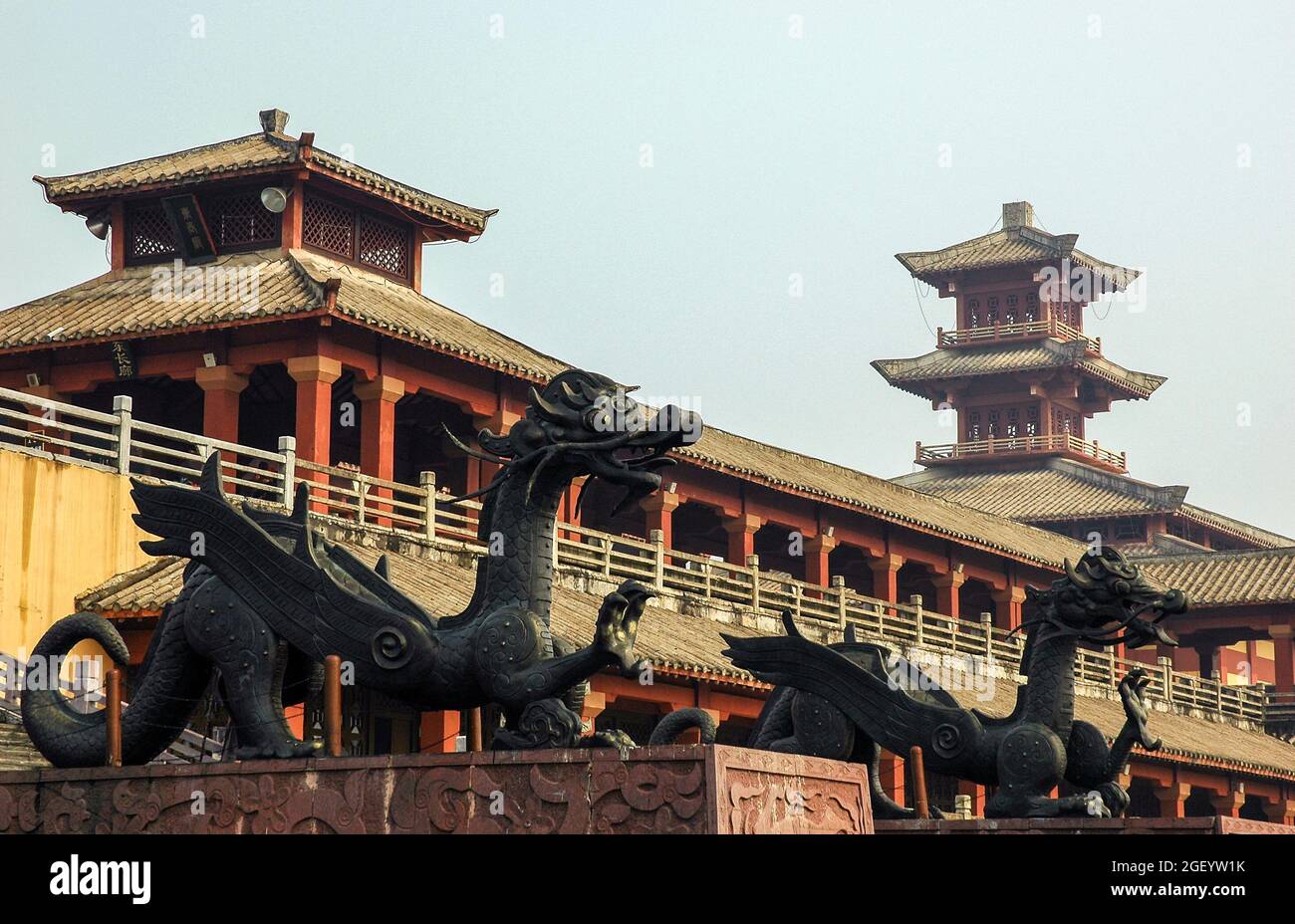 Drachen vor dem Palast von Kaiser Qin in den Hengdian World Studios. Stockfoto