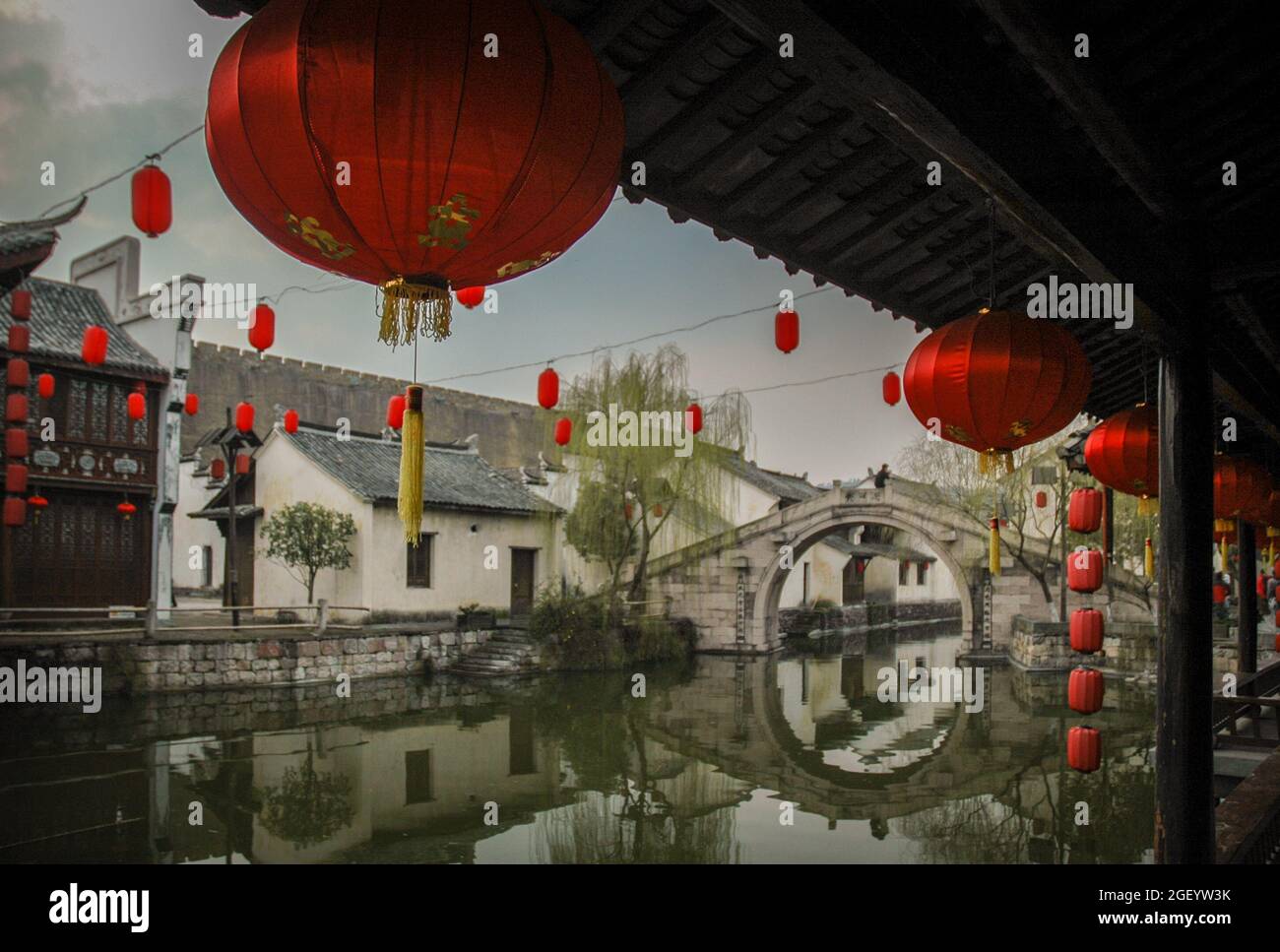 Papierlaternen am Set eines historischen südchinesischen Dorfes. Die Studio-Stadt HengDian World Studios mit ihren riesigen Palästen ist der größte Studio-Komplex in Asien und hat daher den Spitznamen „Chinawood“ erhalten. Stockfoto