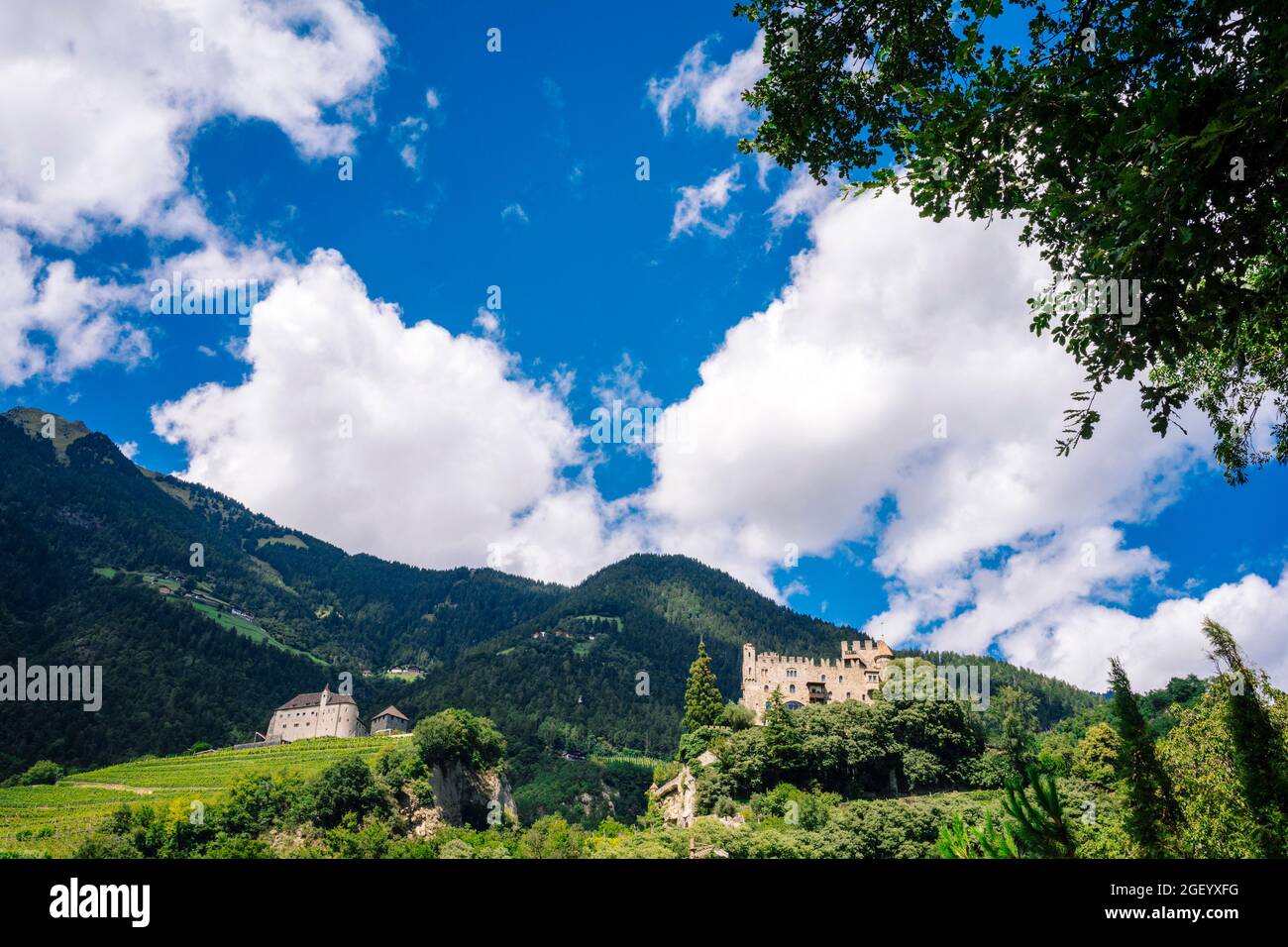 Meran, Südtirol: Brunnenburg und Schloss Tirol Stockfoto