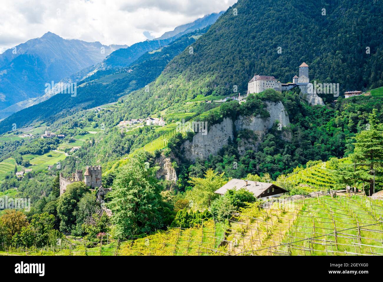 Meran, Südtirol: Brunnenburg und Schloss Tirol Stockfoto