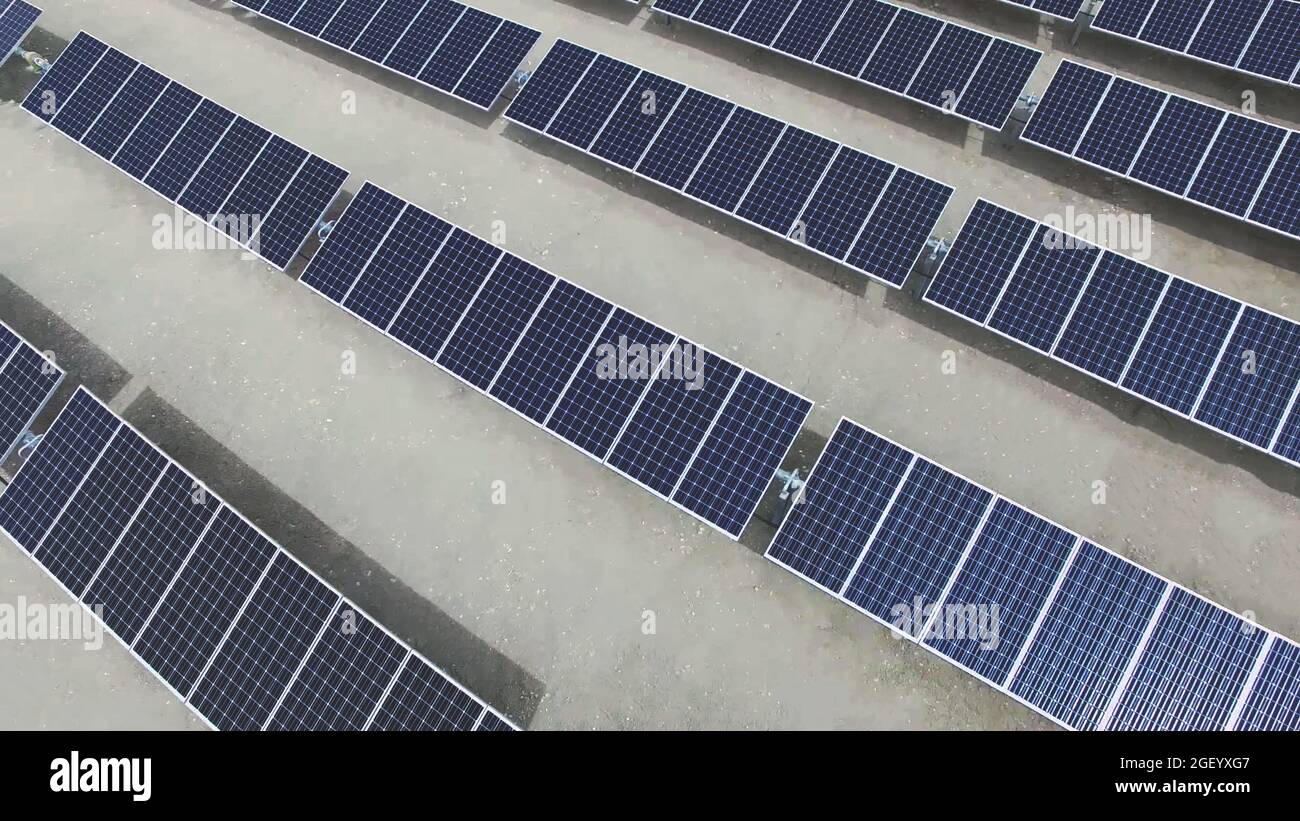 Luftdrohne Draufsicht auf Solarzellen oder Photovoltaik-PV-Modul in der Wüste. Stockfoto