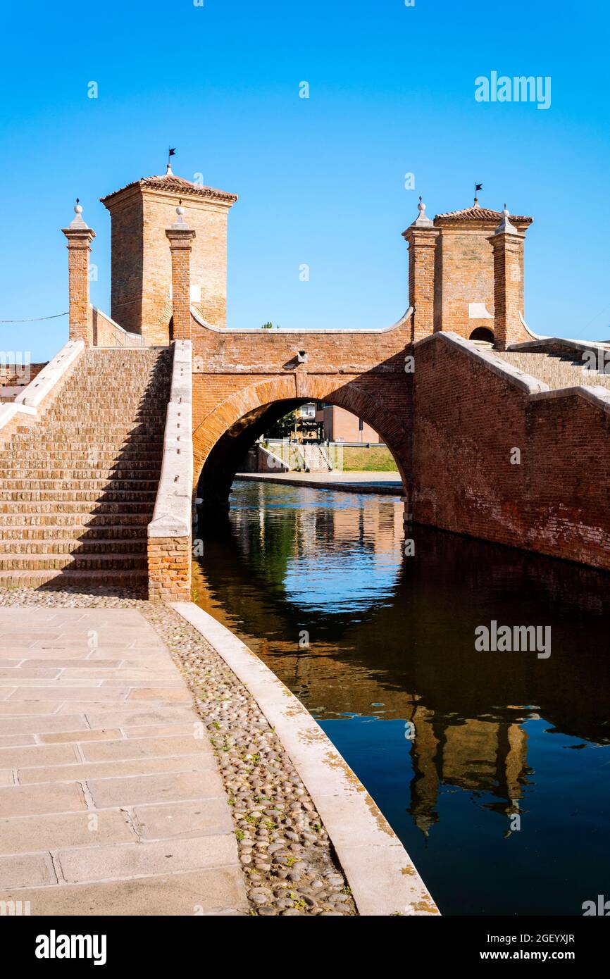 Comacchio in der Emilia Romagna/Italien: Trepponti-Brücke auch Ponte Pallotta genannt Stockfoto