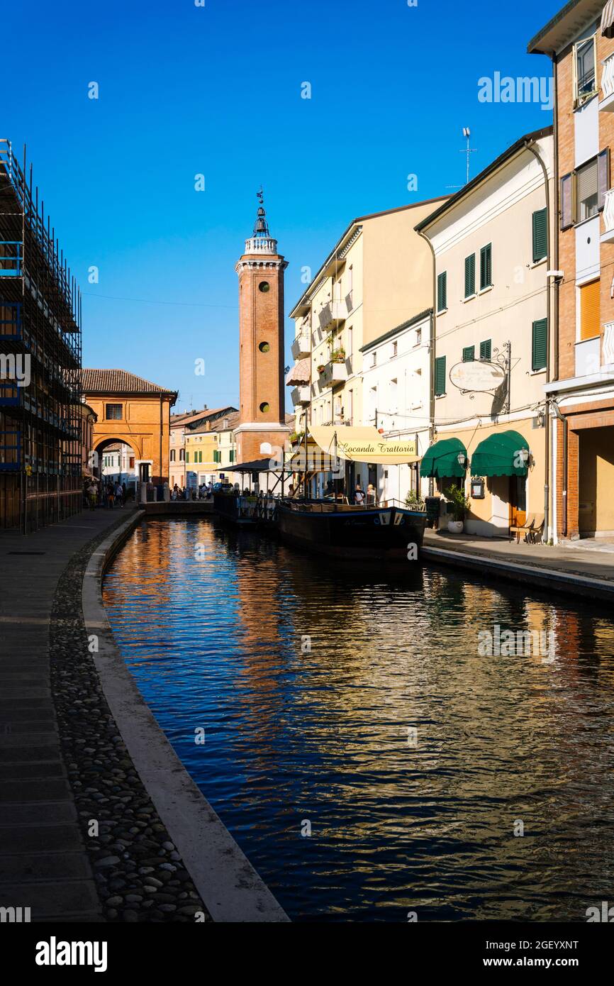 Comacchio in der Emilia Romagna/Italien: Stadtbild mit Torre Civica Uhrturm Stockfoto