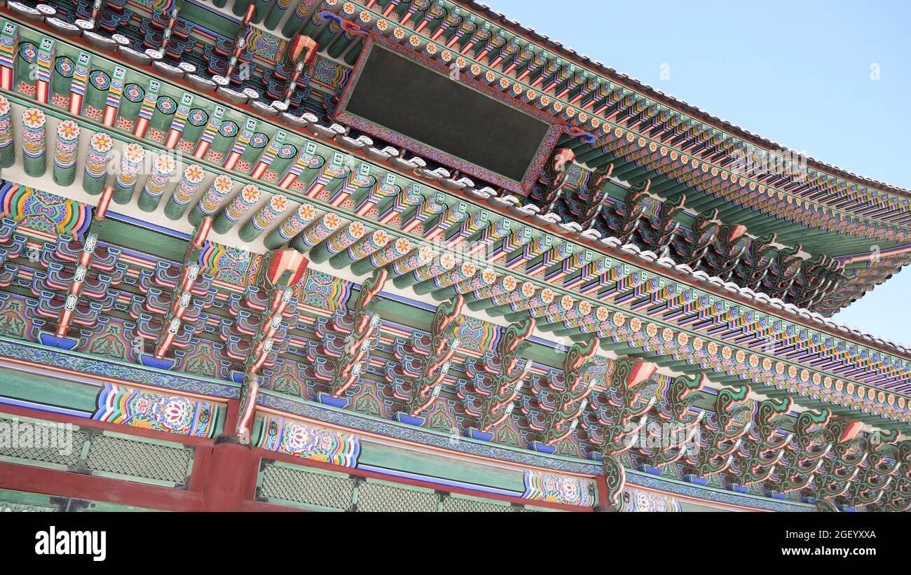Nahaufnahme des farbenfrohen Dachs eines traditionellen Gebäudes in korea, die Decke des asiatisch-buddhistischen Tempels schmückte die Dächer der Architektur. Stockfoto