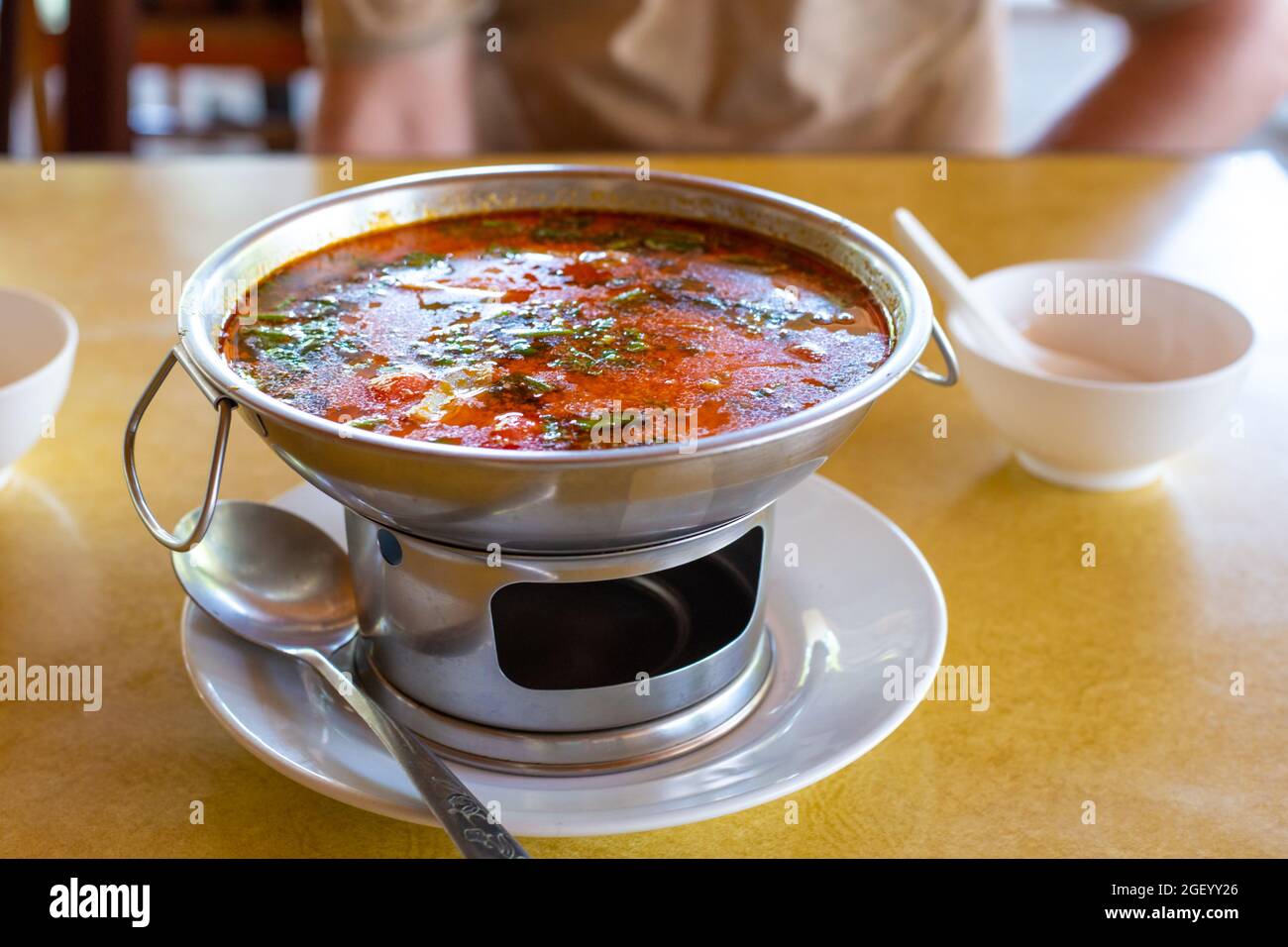 Tom Yam Suppe in einer Schüssel zum Aufwärmen auf dem Esstisch Stockfoto