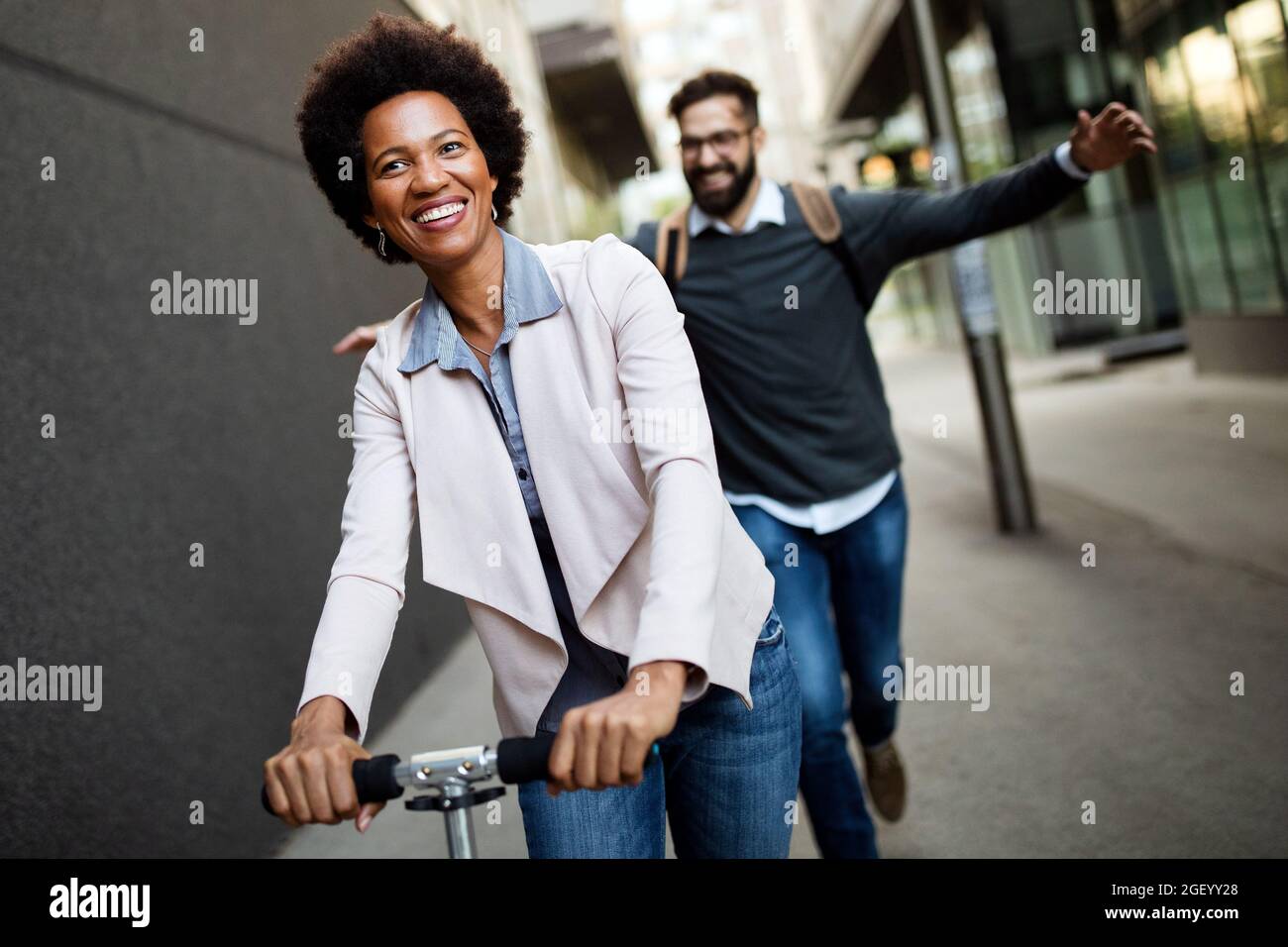Blick auf junge Unternehmen die Menschen reden und lächeln im Freien Stockfoto