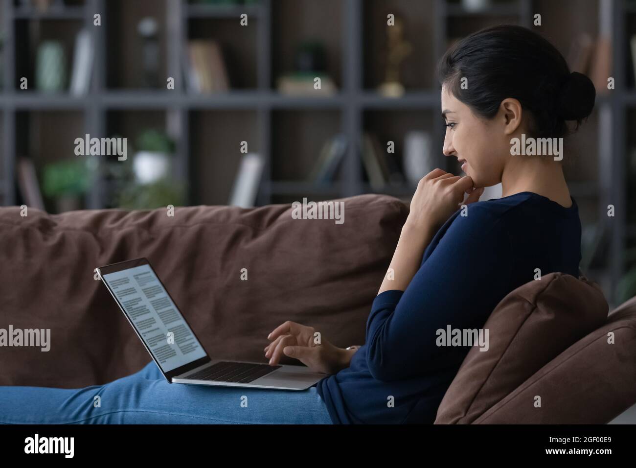 Junge indische Frau verwenden Computer online studieren Stockfoto