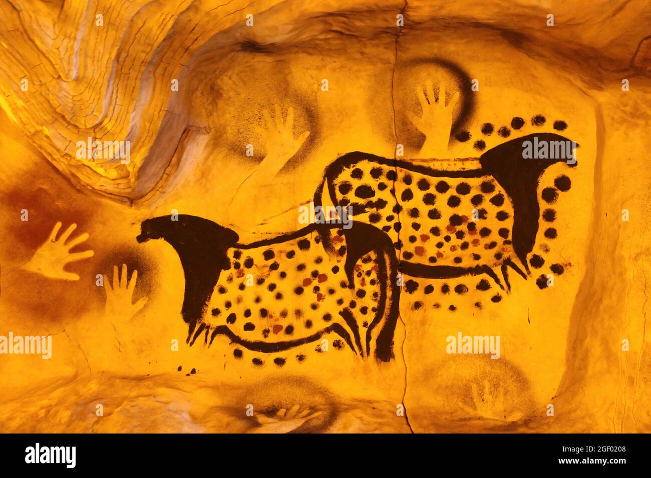 Moderne Rekonstruktion der prähistorischen Höhle mit Kunst, die gepunktete / getupfte Pferde von Peche Merle darstellt, und Handdrucken Stockfoto