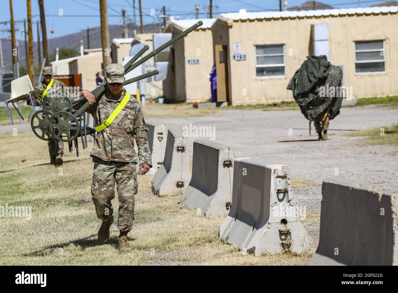 Soldaten mit der 2. Panzerbrigade und der 1. Panzerdivision bringen am 19. August 2021 Ausrüstung zum Eingang des Dona Ana Range Komplexes in der Nähe von Fort Bliss, New Mexico. Das Verteidigungsministerium stellt zur Unterstützung des Außenministeriums Transportmittel und provisorische Unterkünfte zur Verfügung, um die Operation Allies Refuge zu unterstützen. Diese Initiative geht auf das Engagement Amerikas für afghanische Bürger zurück, die den Vereinigten Staaten geholfen haben, und bietet ihnen wichtige Unterstützung an sicheren Orten außerhalb Afghanistans. Foto von Staff Sgt. Michael West/USA Armee/UPI Stockfoto