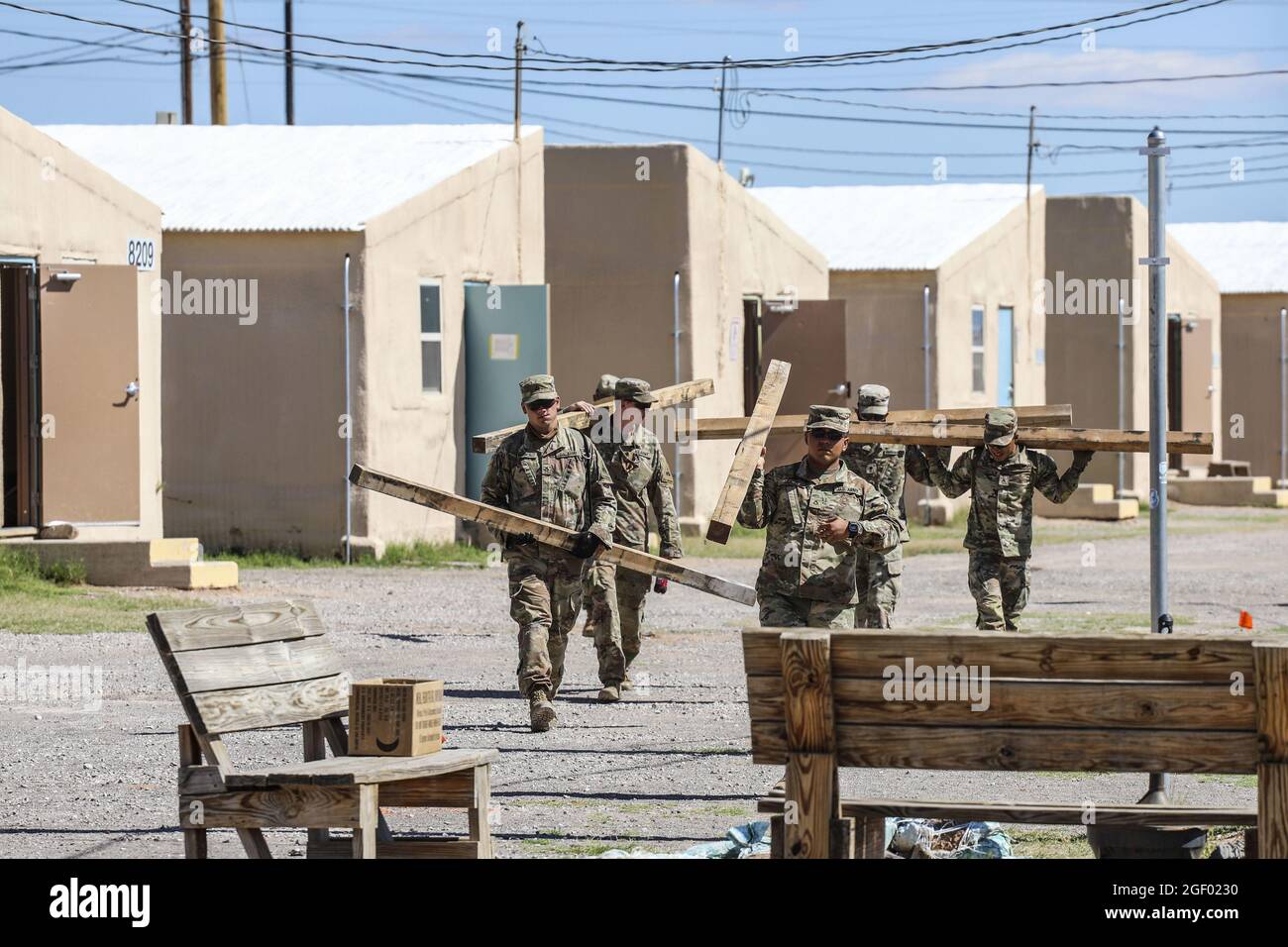 Soldaten mit Kampfteam der 2. Panzerbrigade und der 1. Panzerdivision bringen am 19. August 2021 Ausrüstung zum Eingang des Dona Ana Range Complex in der Nähe von Fort Bliss, New Mexico. Das Verteidigungsministerium stellt zur Unterstützung des Außenministeriums Transportmittel und provisorische Unterkünfte zur Verfügung, um die Operation Allies Refuge zu unterstützen. Diese Initiative geht auf das Engagement Amerikas für afghanische Bürger zurück, die den Vereinigten Staaten geholfen haben, und bietet ihnen wichtige Unterstützung an sicheren Orten außerhalb Afghanistans. Foto von Staff Sgt. Michael West/USA Armee/UPI Stockfoto