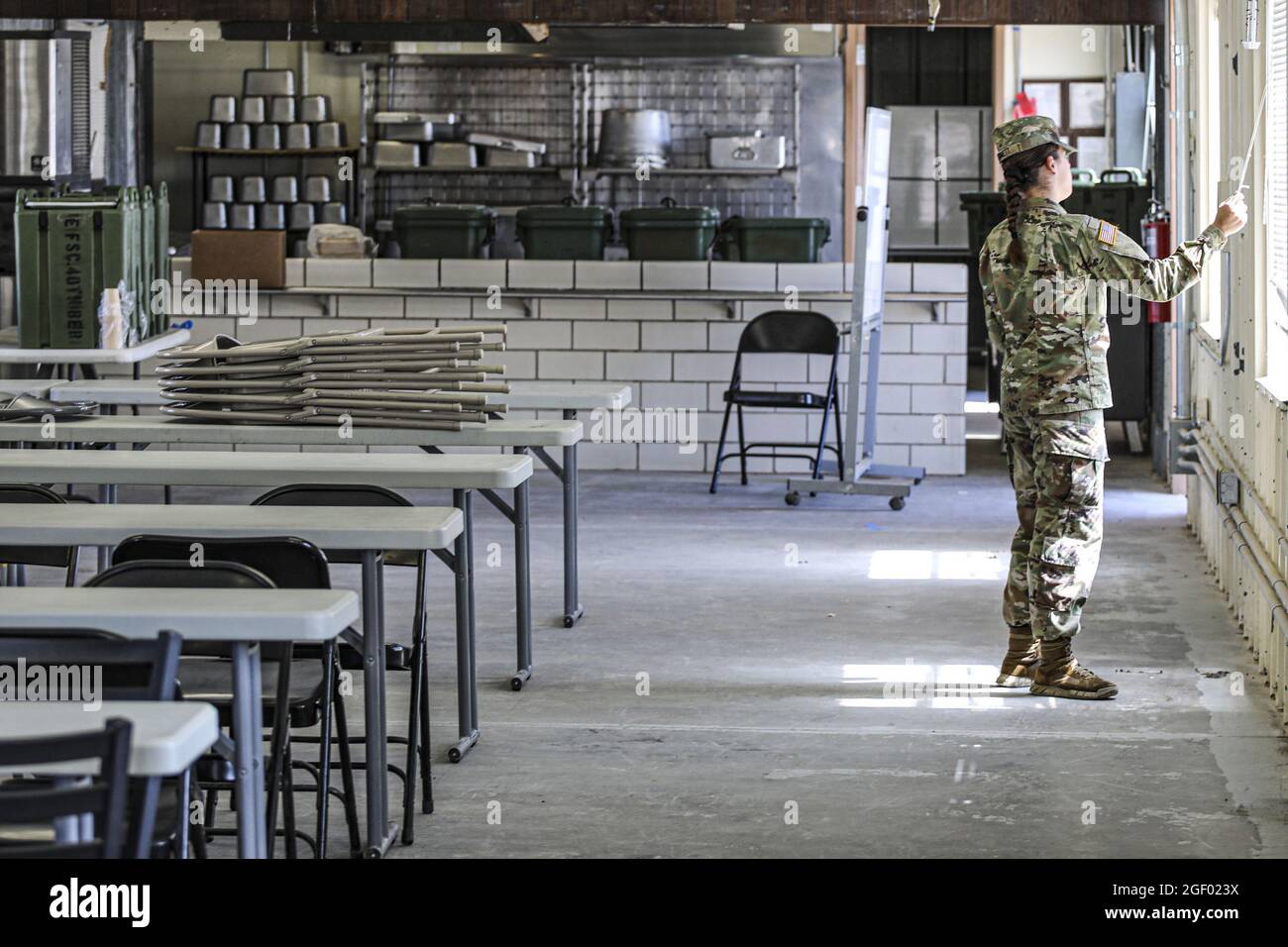 Ein Soldat mit der 2. Panzerbrigade, 1. Panzerdivision, öffnet am 19. August 2021 die Jalousien im Speisebereich des Dona Ana Range Komplexes in der Nähe von Fort Bliss, New Mexico. Das Verteidigungsministerium stellt zur Unterstützung des Außenministeriums Transportmittel und provisorische Unterkünfte zur Verfügung, um die Operation Allies Refuge zu unterstützen. Diese Initiative geht auf das Engagement Amerikas für afghanische Bürger zurück, die den Vereinigten Staaten geholfen haben, und bietet ihnen wichtige Unterstützung an sicheren Orten außerhalb Afghanistans. Foto von Staff Sgt. Michael West/USA Armee/UPI Stockfoto