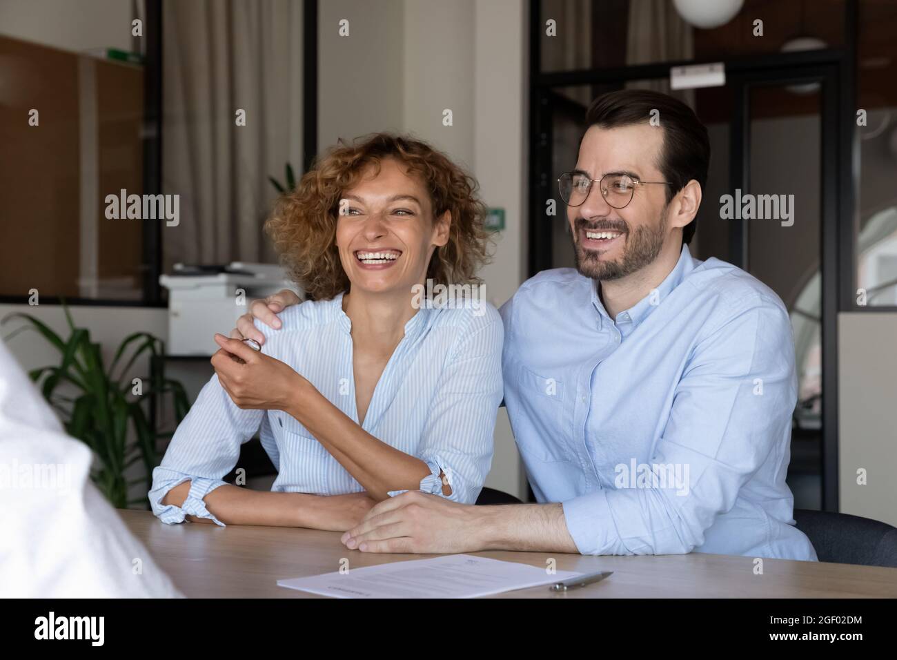 Glückliche Paar Käufer haben Treffen mit makler im Büro Stockfoto