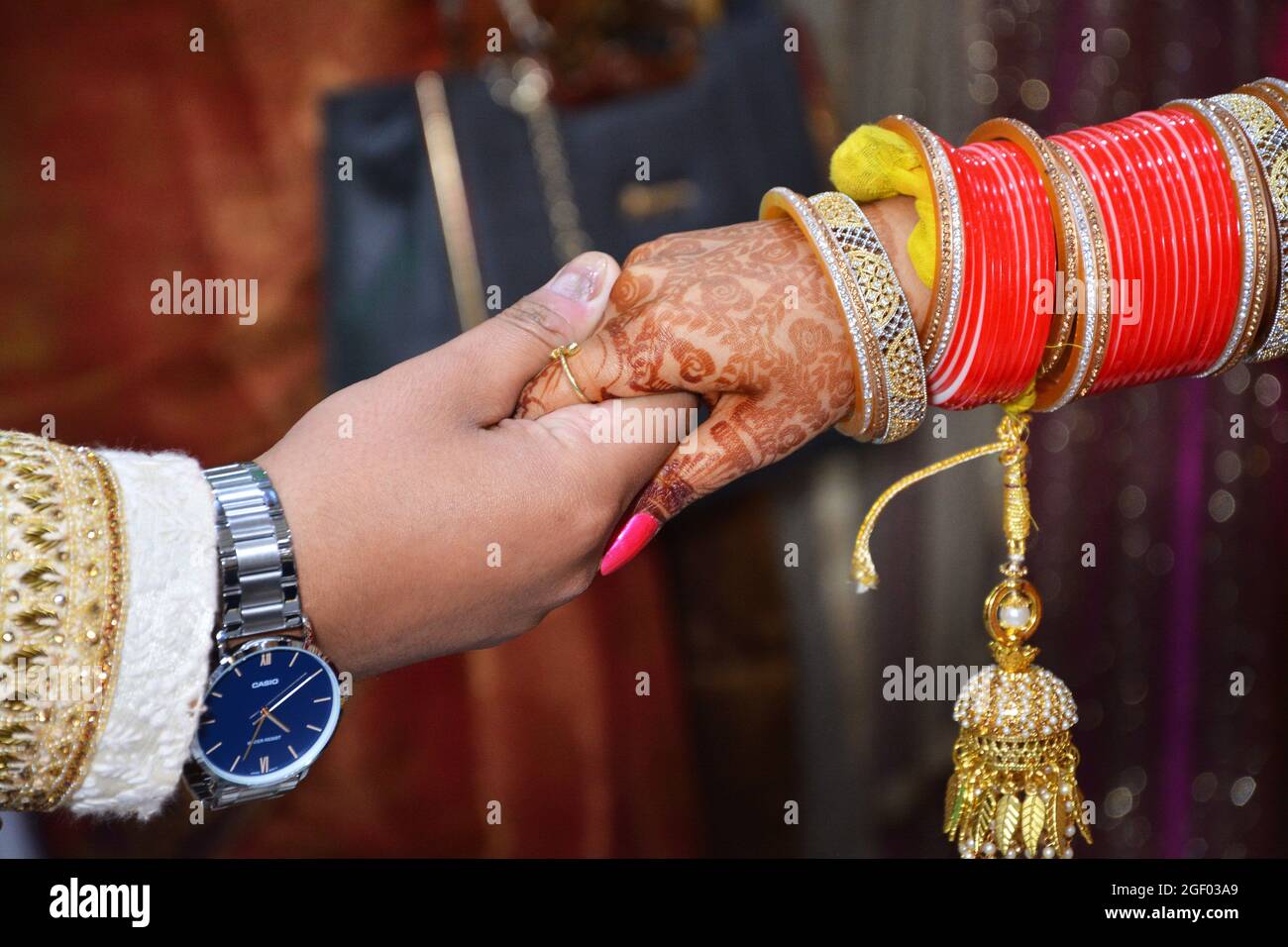 Bräutigam Hält Die Hand Der Braut. Nahaufnahme. Indische Hochzeit. Stockfoto