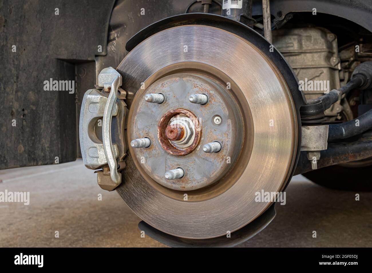 Fahrzeug bremst Teile. Bremssattel und Rotor im Auto. Bremsinspektions-, Reparatur-, Service- und Wartungskonzept Stockfoto