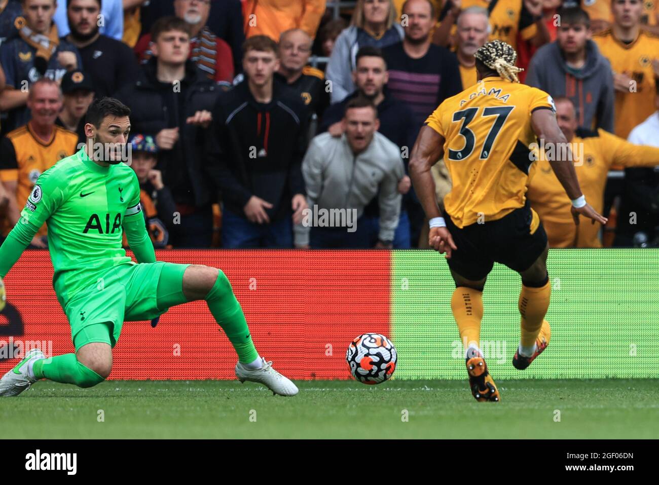 Adama Traore #37 von Wolverhampton Wanderers verpasst am 8/22/2021 einen Nahabschuss auf das Tor in Wolverhampton, Großbritannien. (Foto von Mark Cosgrove/News Images/Sipa USA) Stockfoto