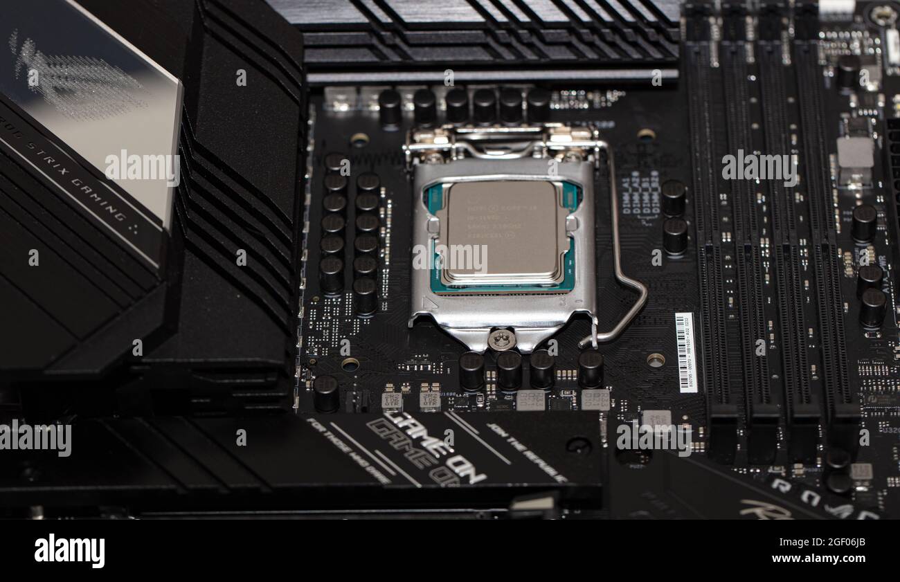 Kalifornien, USA – 21. August 2021: Intel Core i9-11900 Prozessor im ASUS ROG Strix Z590-F Gaming-Wi-Fi-Mainboard Stockfoto