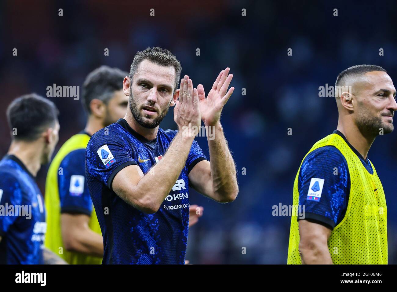 Stefan de Vrij vom FC Internazionale feiert nach der Serie A 2021/22 ein Fußballspiel zwischen dem FC Genua und dem FC Genua im Giuseppe Meazza Stadion in Mailand. (Endstand; FC Internazionale 4:0 Genua CFC). (Foto von Fabrizio Carabelli / SOPA Images/Sipa USA) Stockfoto