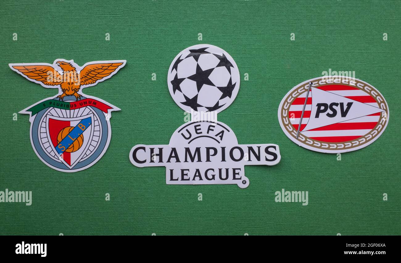 8. August 2021 Lissabon, Portugal. Die Embleme des PSV Eindhoven und S.L. Benfica Lisbon und des UEFA Champions League-Emblems. Stockfoto