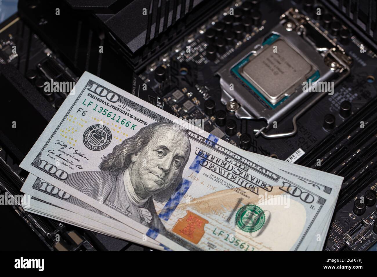 Kalifornien, USA - 21. August 2021: Nahaufnahme des Intel Core i9-11900 Prozessors und 100-Dollar-Banknoten Stockfoto